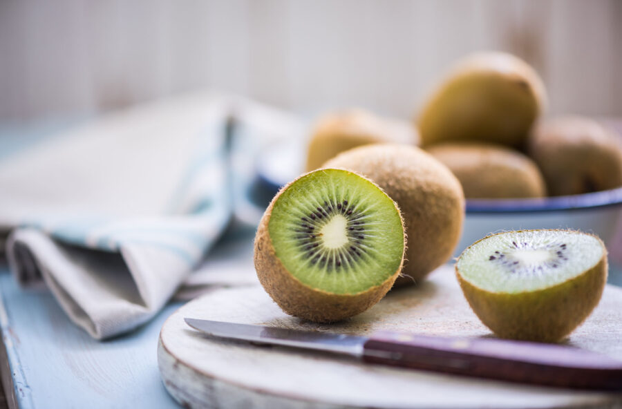 Kiwi per chi è a dieta: dà energia e combatte la fame nervosa Kiwi per chi è a dieta: dà energia e combatte la fame nervosa
