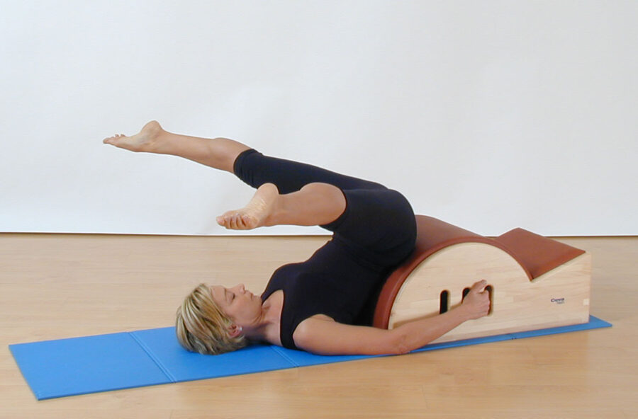 Pilates: allena gambe, glutei e addominali con il Roll over. Sulla Step barrel e a corpo libero