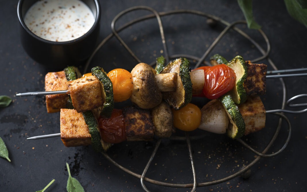 spiedini di tofu e verdure con crema allo yogurt spiedini di tofu e verdure con crema allo yogurt