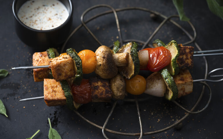 spiedini di tofu e verdure con crema allo yogurt spiedini di tofu e verdure con crema allo yogurt
