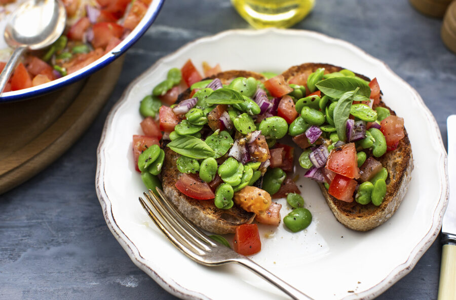 Bruschette con fave, pomodorini e cipolla di Tropea
