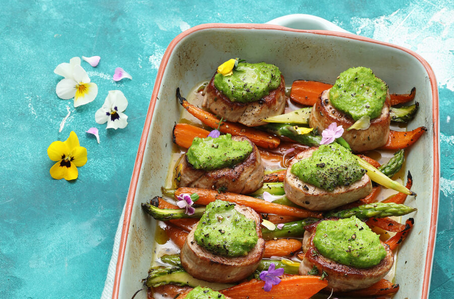 Medaglioni con pesto di fave e verdure arrosto