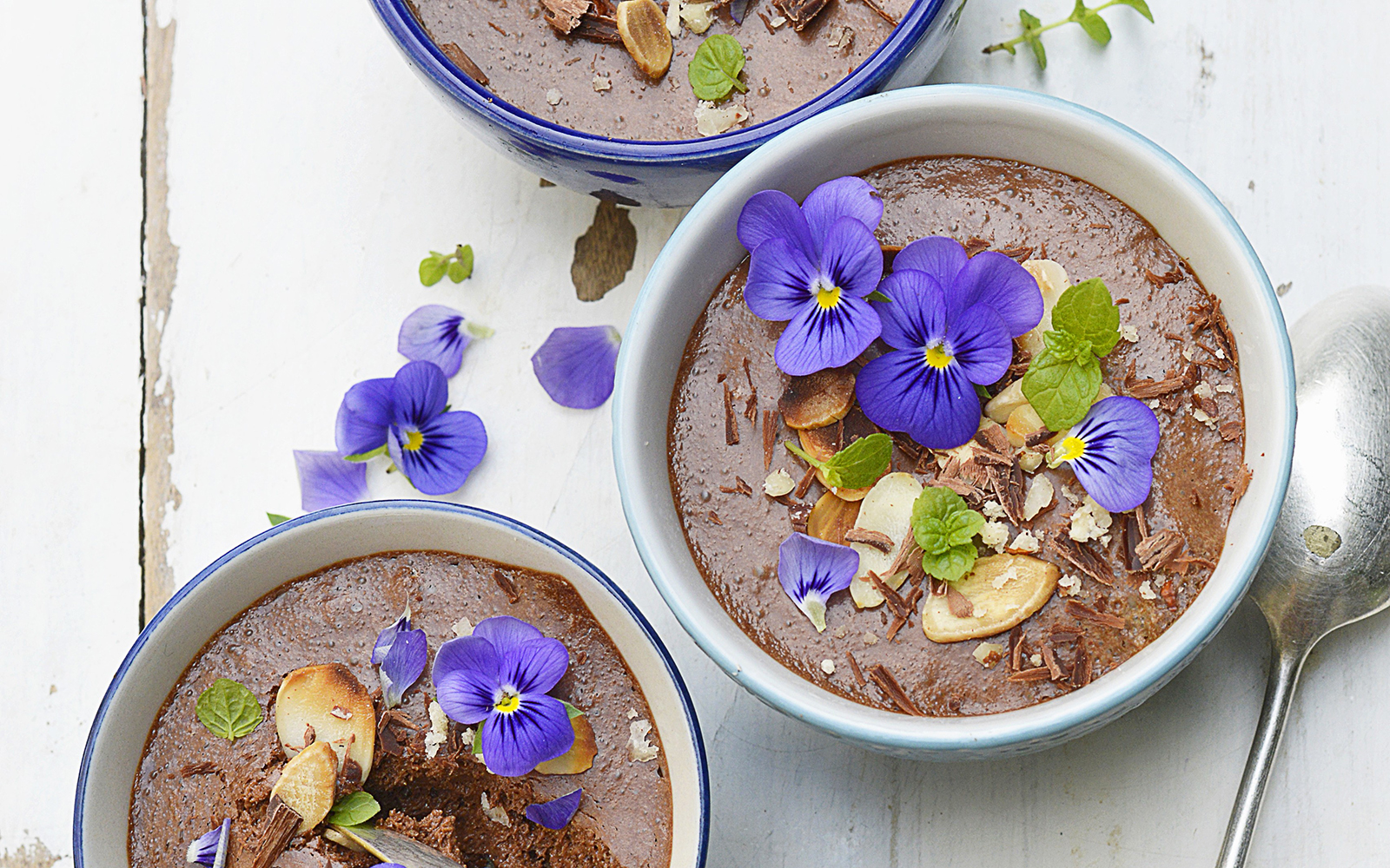 Mousse al cioccolato al latte con mandorle tostate e menta - Silhouette Donna