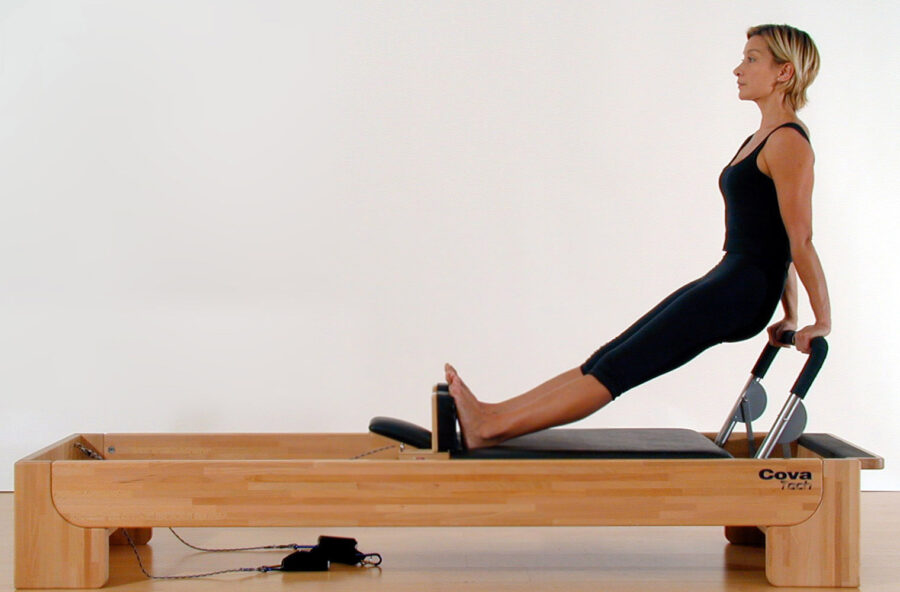 Pilates: fai il Gambero per modellare braccia e glutei. Sul Reformer e a corpo libero