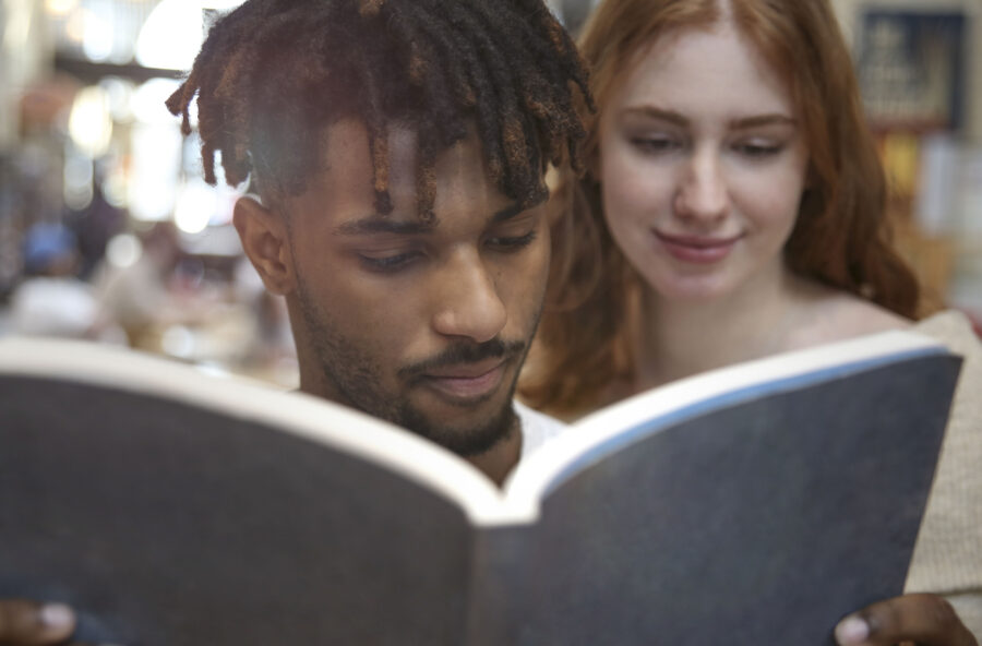 Leggere ad alta voce per capire meglio, divertirsi… E anche per sedurre