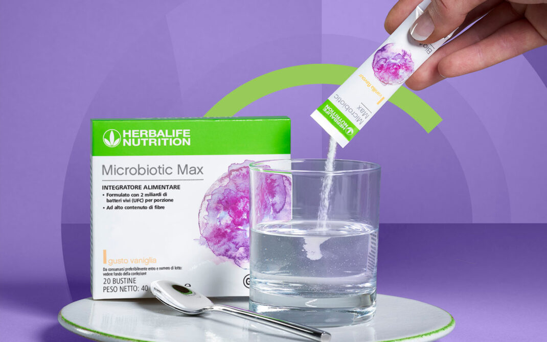 2_MBMBoxSachetWater_FullFrame_1x1_IT Microbiotic Max Integratore Alimentare gusto Vaniglia