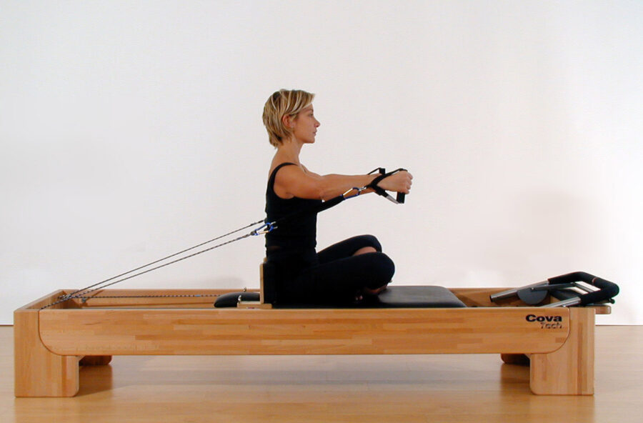 Pilates: un abbraccio che modella spalle e braccia. Sul Reformer e a corpo libero