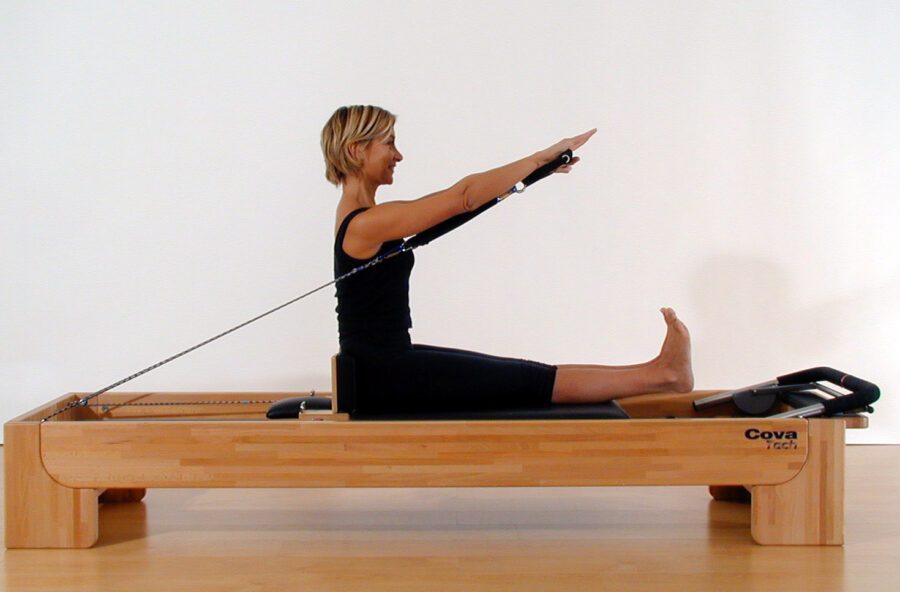 Pilates: rema sul Reformer (ma anche a corpo libero) per braccia e spalle al top