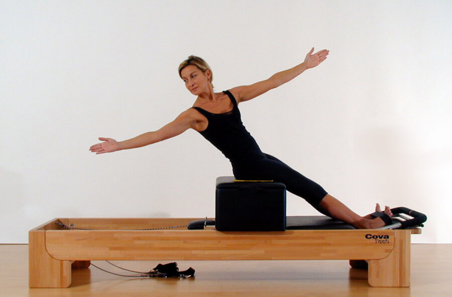 Pilates: modella il girovita con un twist. Sul Reformer e a corpo libero