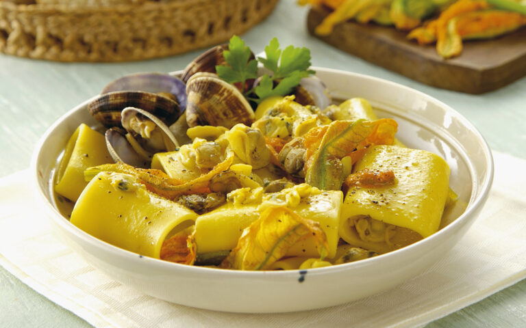 Paccheri con vongole e fiori di zucca Paccheri con vongole e fiori di zucca