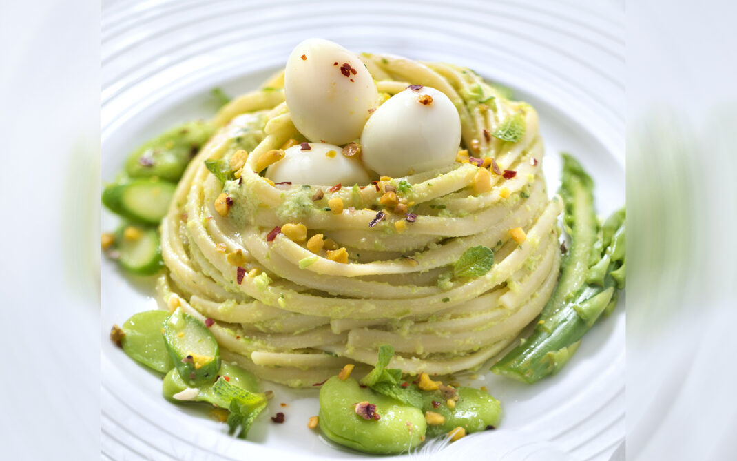 spaghetti con fave pistacchio e uova di quagliaa spaghetti con fave pistacchio e uova di quagliaa