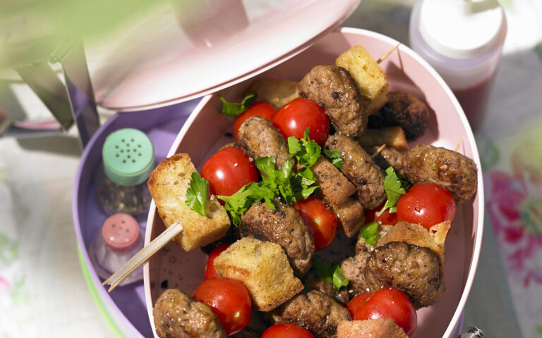 Spiedini di polpette, pomodori e crostini di pane Spiedini di polpette, pomodori e crostini di pane
