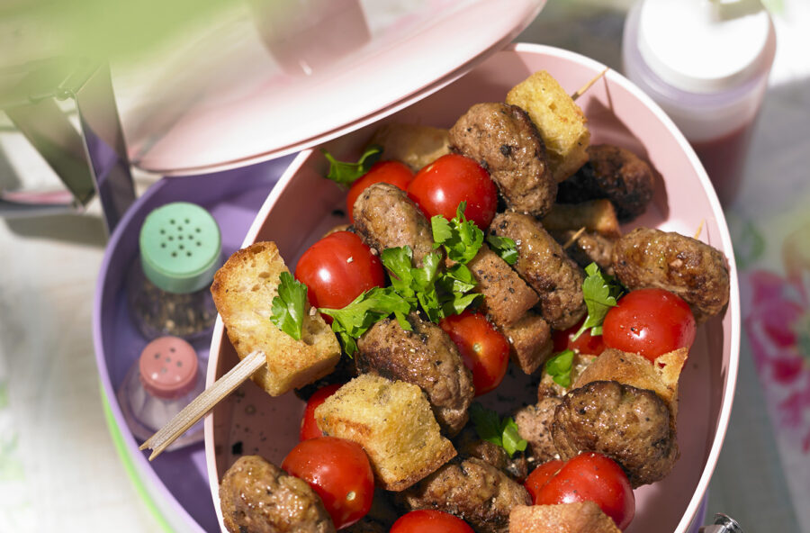 Spiedini di polpette, pomodori e crostini di pane