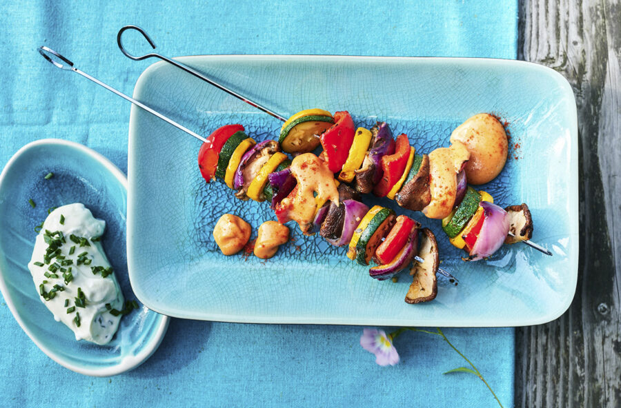 Spiedini vegetariani alla griglia con maionese alla paprika