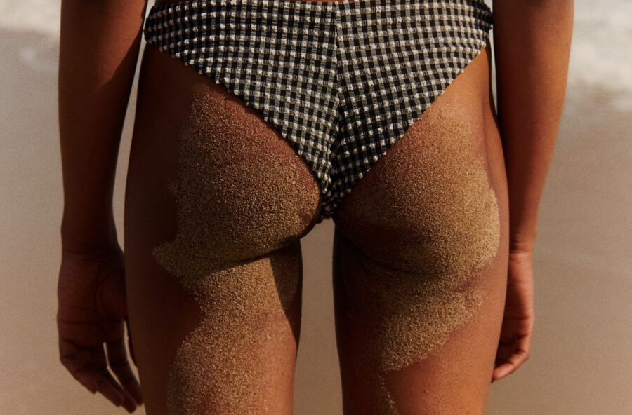 Gambe e glutei: gym sulla sabbia per un effetto push up