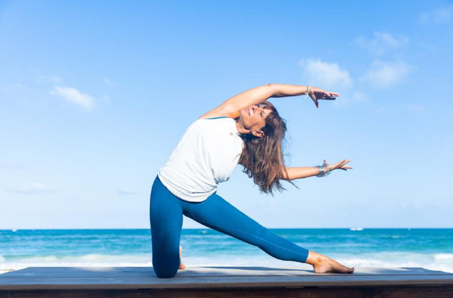 Yoga: snellisci i fianchi con l’asana del Cancello