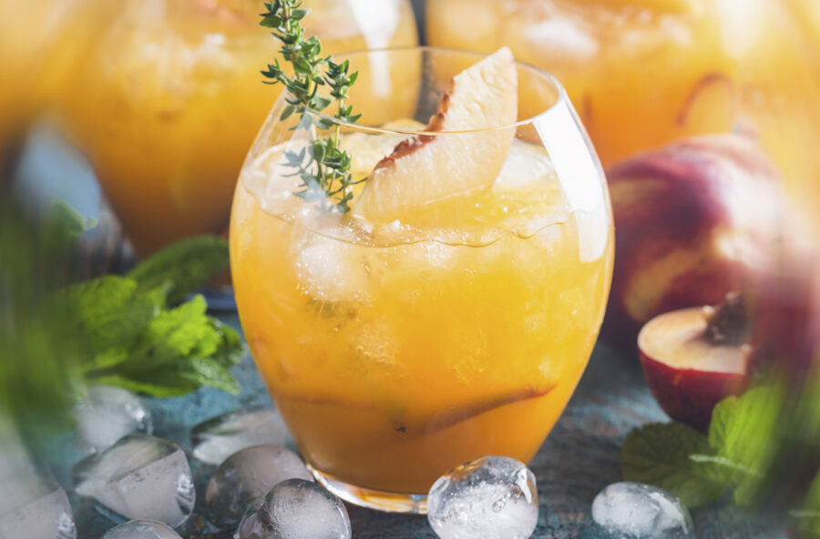 Cocktail analcolico alla pesca e timo