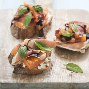 Bruschette con melone grigliato e prosciutto