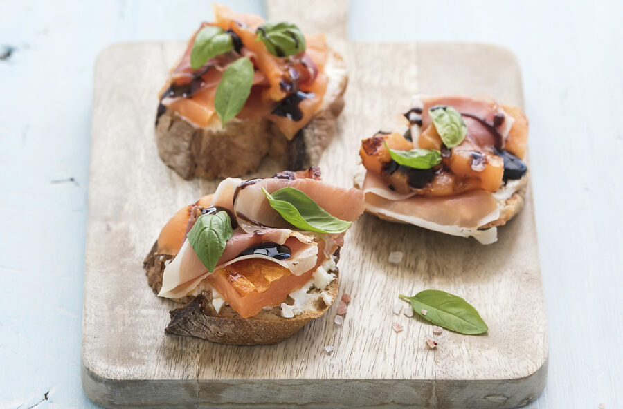 Bruschette con melone grigliato e prosciutto
