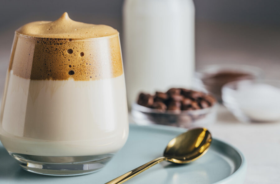 Dalgona coffee: il cappuccino al contrario per la colazione più trendy dell’estate