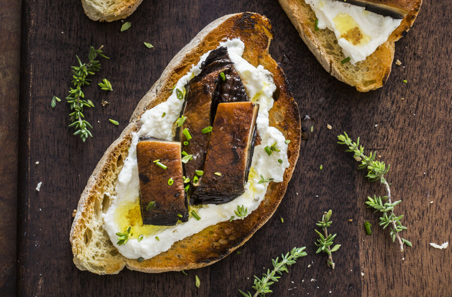 Bruschetta autunnale con funghi e robiola