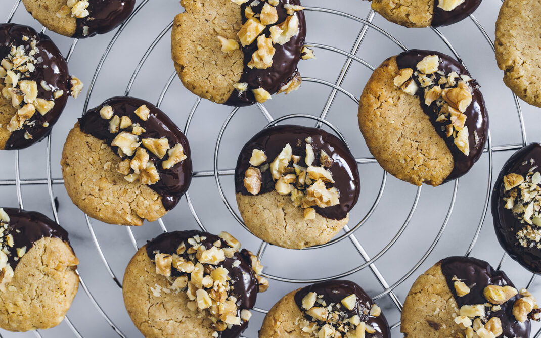 biscotti da tè con cioccolato e granella di nocciole biscotti da tè con cioccolato e granella di nocciole
