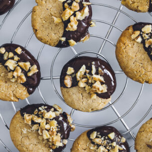 Biscotti da tè con cioccolato e granella di nocciole