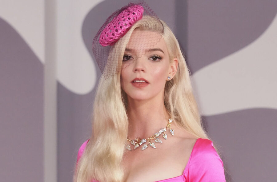 Venezia 78: Anya Taylor-Joy porta sul red carpet il bold color