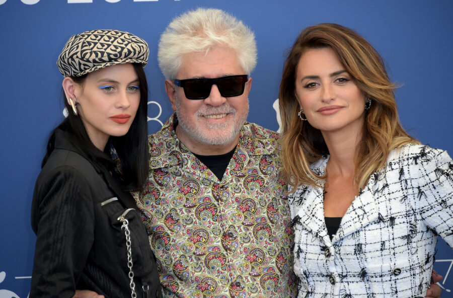 Venezia 78: le madri di Almodovar aprono il Concorso