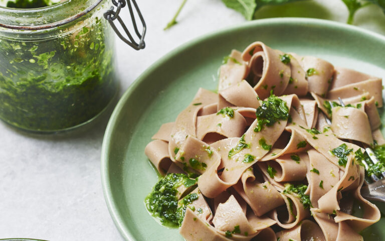 Tagliatelle di castagne con pesto di erbe Tagliatelle di castagne con pesto di erbe