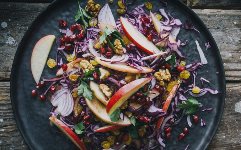 Insalata di cavolo rosso, mele e melagrana