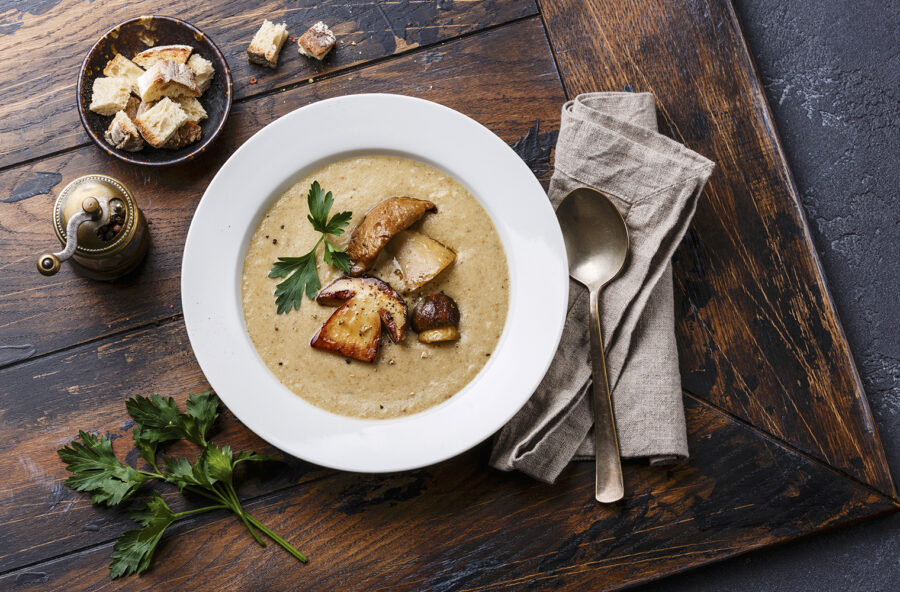 Vellutata di funghi porcini con crostini