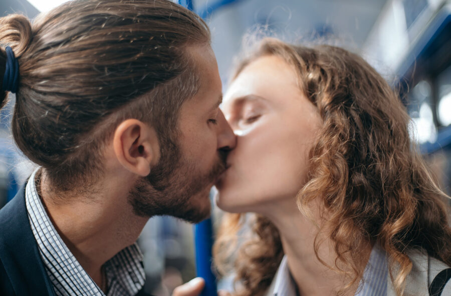 Baciarsi in pubblico