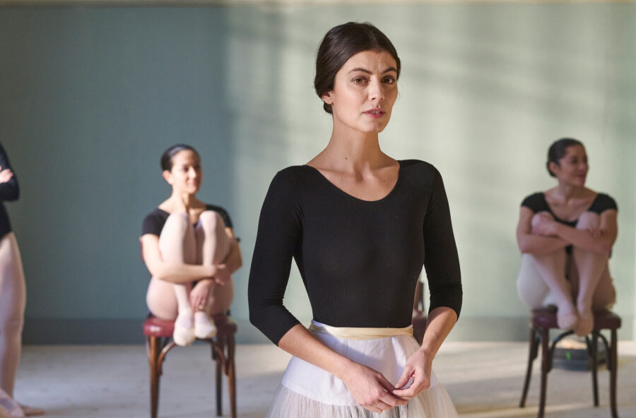 Alessandra Mastronardi è Carla (Fracci) in un film al cinema e in tv