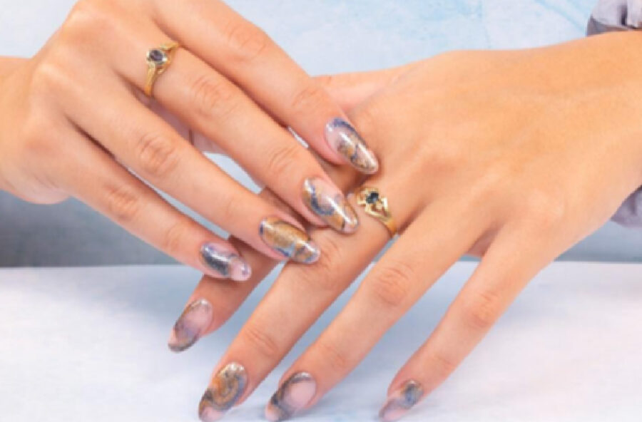 Nail art per illuminare l’autunno