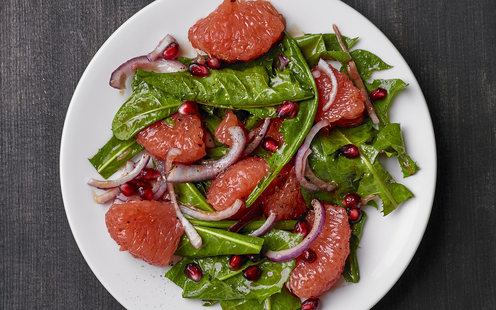 Insalata di tarassaco con pompelmo, cipolla rossa e melagrana