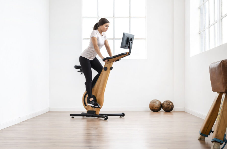 Cellulite: il workout fai-da-te è sulla cyclette