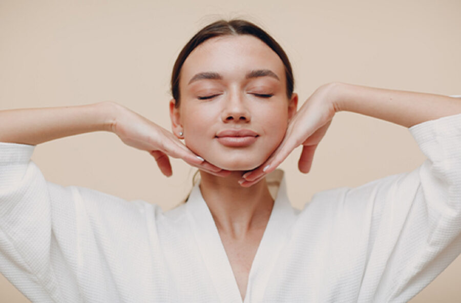 Viso: risveglia la pelle con lo yoga