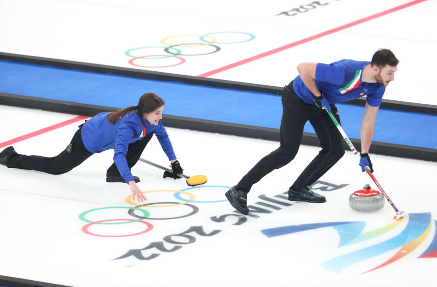 Curling, scopri lo sport su ghiaccio con pietre e scope. E medaglie d’oro