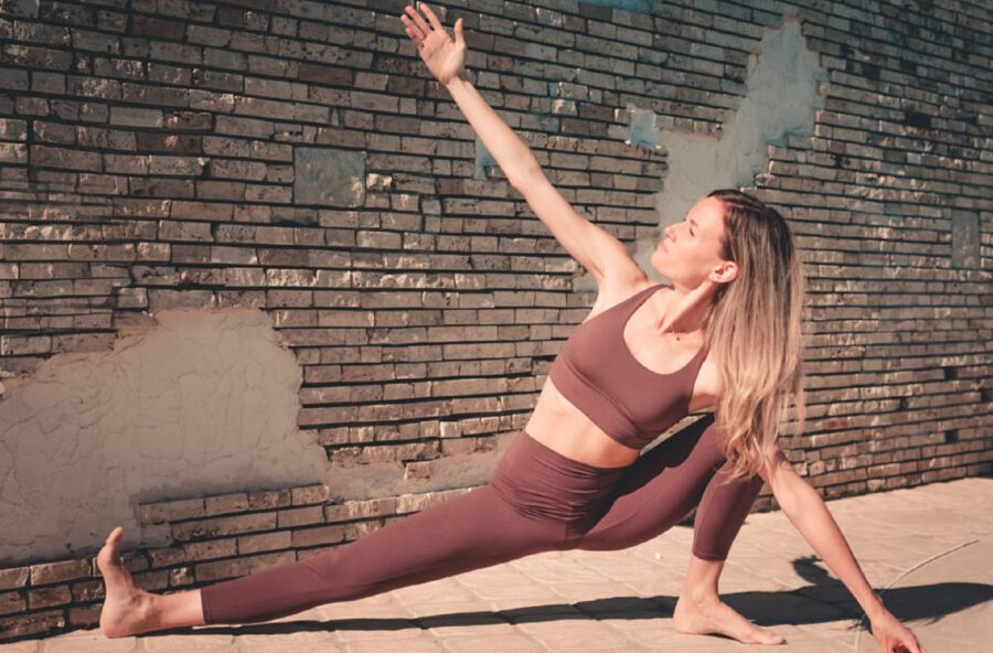 Yoga: forti, toniche e determinate con l’asana del dio della guerra