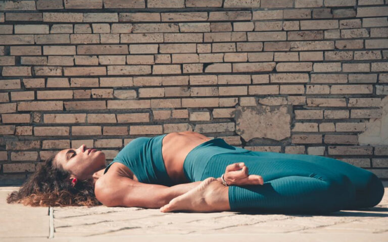 Yoga - eroe coricato Yoga - eroe coricato