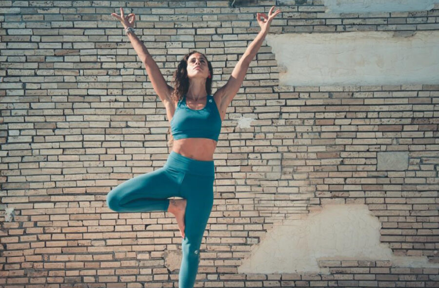 Yoga: fai l’Albero per stimolare la circolazione e combattere la cellulite