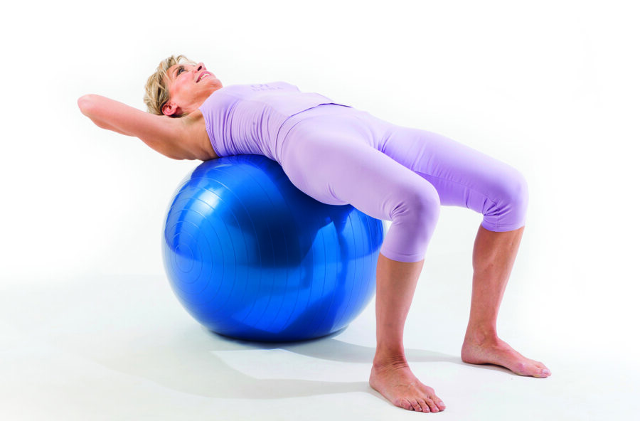 Pilates: Round back sulla fitball per prevenire il mal di schiena