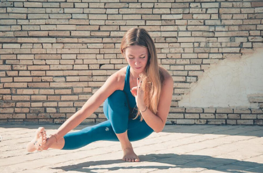 Yoga: fai la Cavalletta per rimodellare il pavimento pelvico (e non solo)