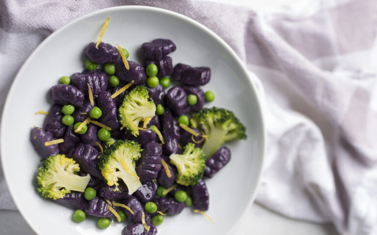 Gnocchi viola con broccoletti e pisellini Gnocchi viola con broccoletti e pisellini