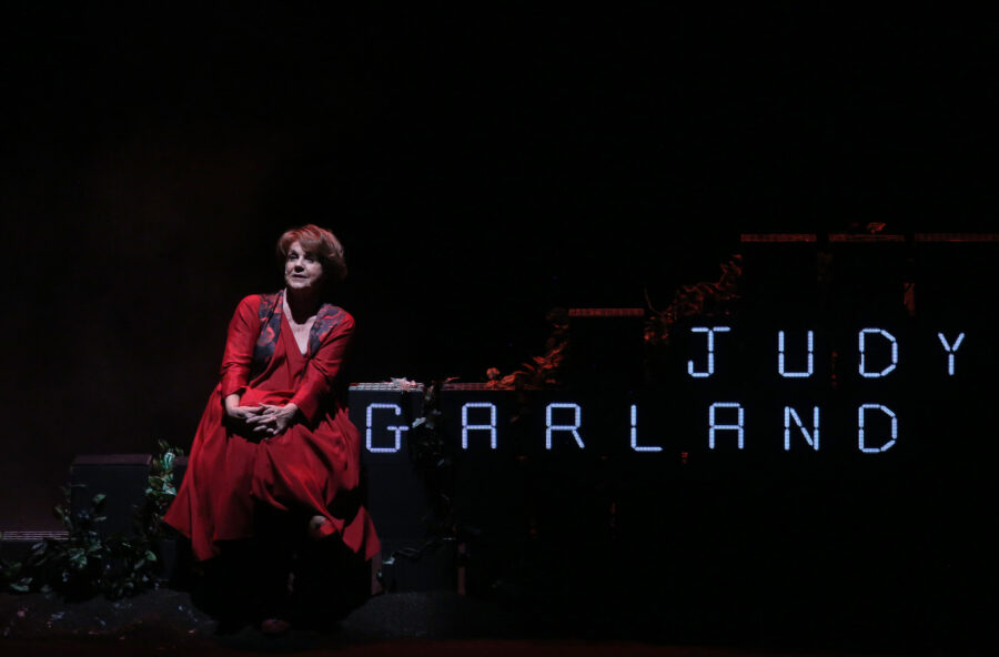 Teatro: Lella Costa presenta un rutilante catalogo di donne “valorose”