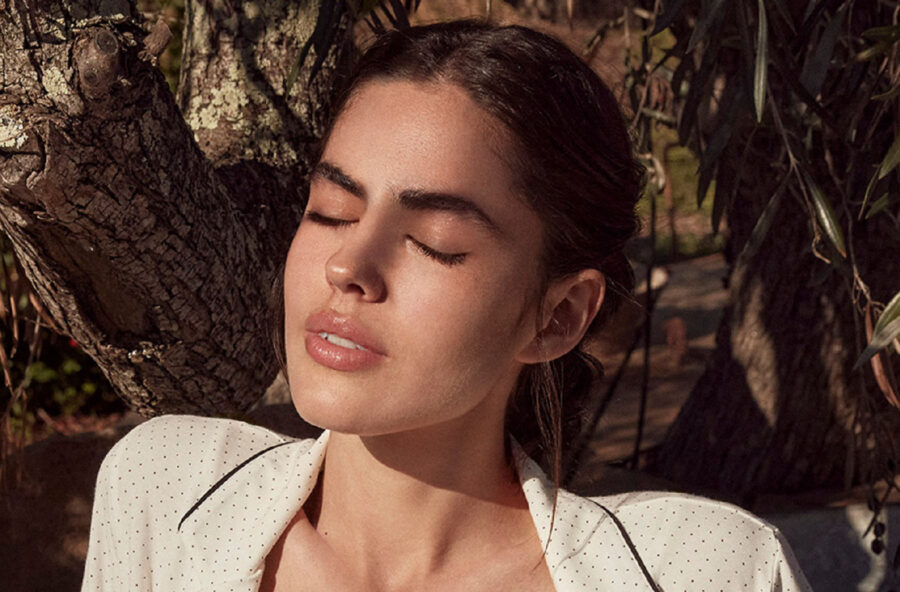 Viso giovane  e disteso con il massaggio Kobido