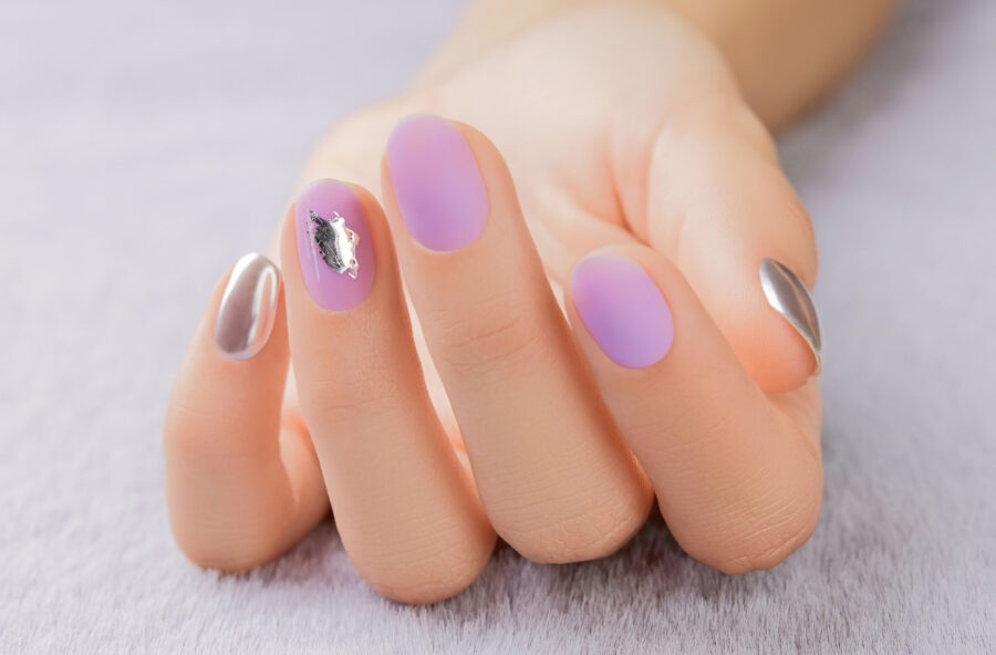 Nail art di primavera: vince il lavanda