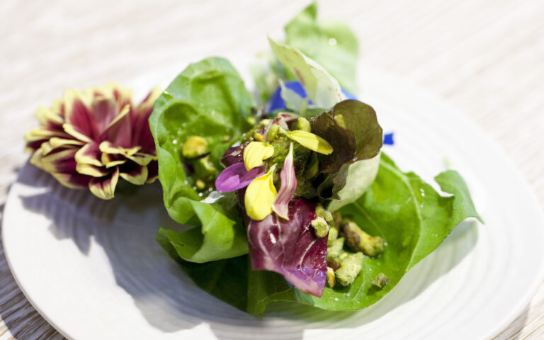 ok Bouquet di insalate fiorito con crema e granella di pistacchio americano_Viviana Varese