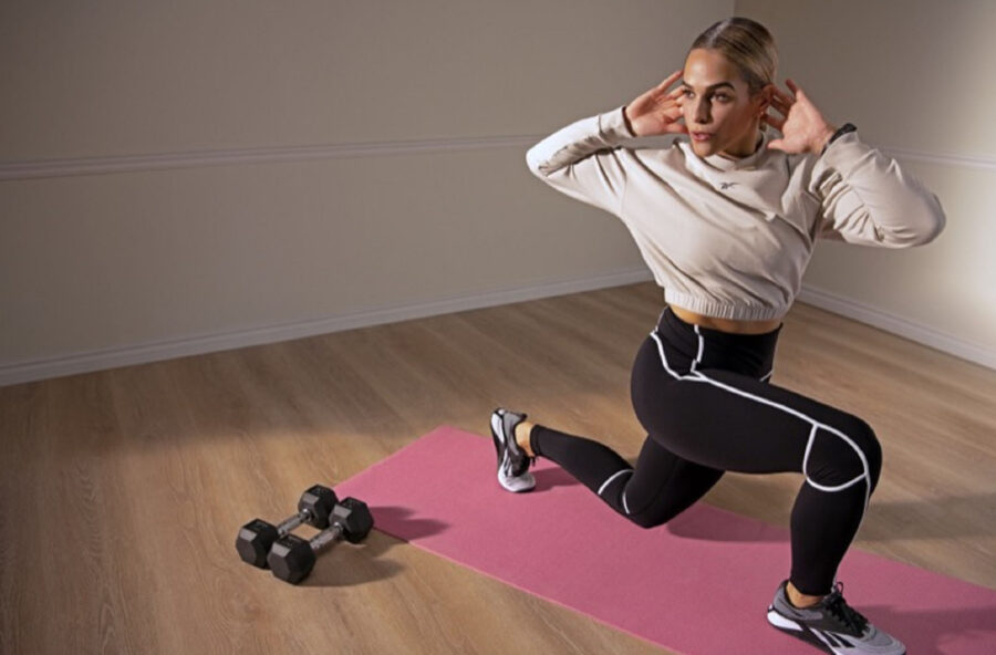 Braccia e addominali: il workout con i manubri dura solo 15 minuti